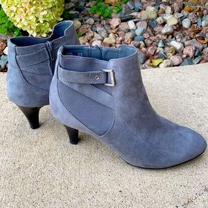 Def Flex 9W Grey Suede-like Heeled Booties NWOT